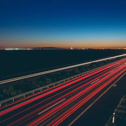 belle-vue-sur-les-feux-de-transport-sur-la-route-la-nuit